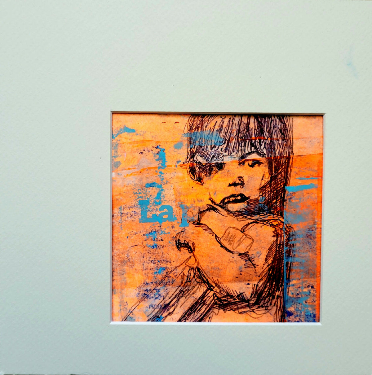 Tableau encadré avec portrait stylisé sur fond orange et bleu, traits à l’encre noire