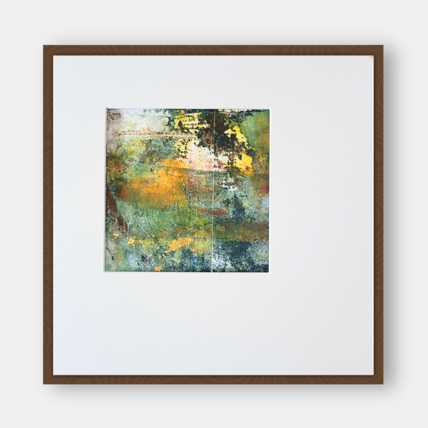 Tableau abstrait en cadre brun, motif texturé vert, jaune et bleu.