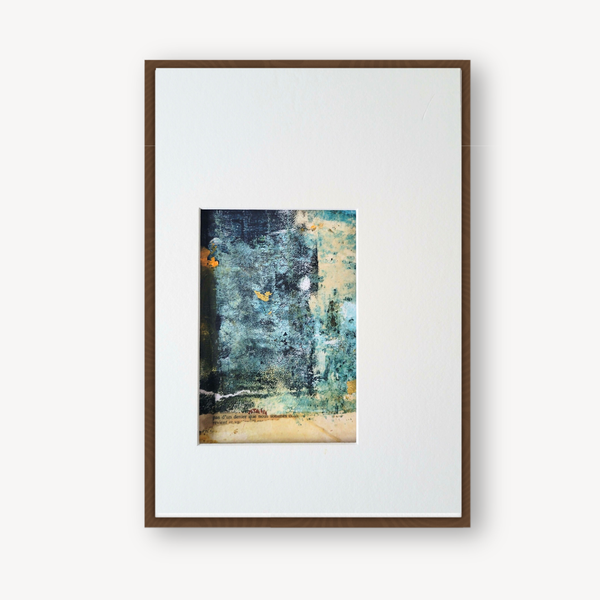 Tableau abstrait en cadre brun, petite toile bleu et beige, composition texturée.