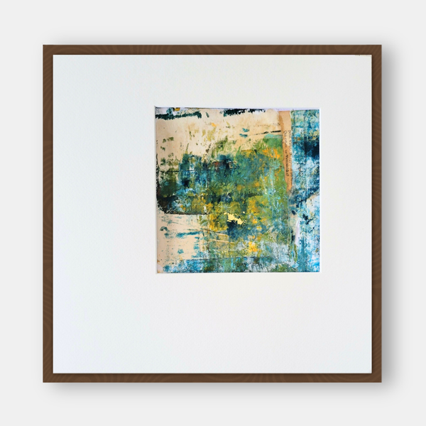 Tableau abstrait bleu-vert, jaune et bleu, cadre en bois brun, fond clair.