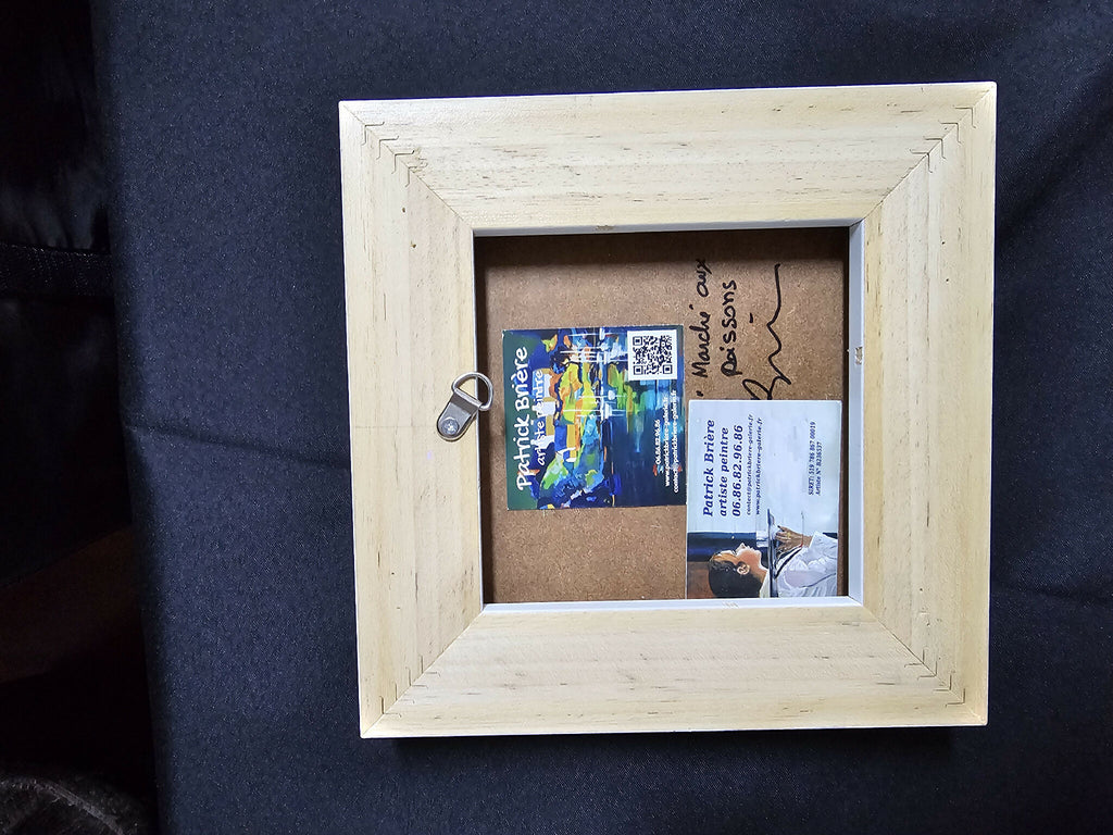 Tableau original : vue arrière de l’œuvre encadrée, carton et étiquette, attache métallique