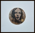 Tableau original encadré : portrait de femme en cercle, encre sombre sur fond beige