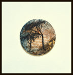 Tableau rond abstrait Gardiole, cadre carré, tons bleu, brun et branches noires