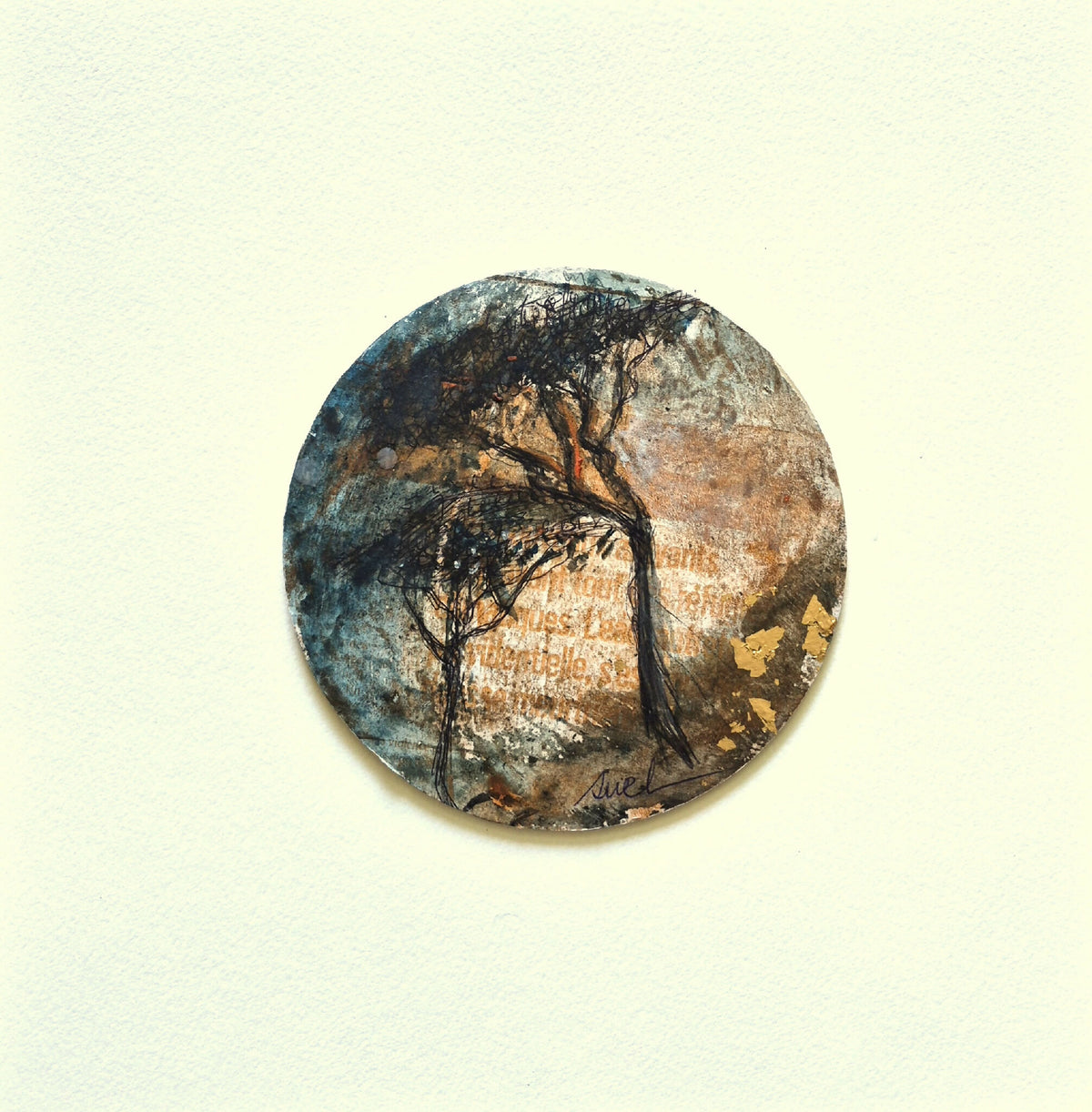 Tableau rond abstrait Gardiole, paysage bleu et brun, texture et branches noires