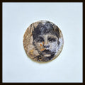 Tableau original encadré : portrait circulaire en encre noire et beige, touches orange.