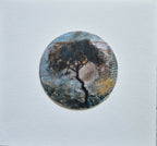 Tableau rond abstrait avec arbre, tons bleus et bruns sur fond clair.