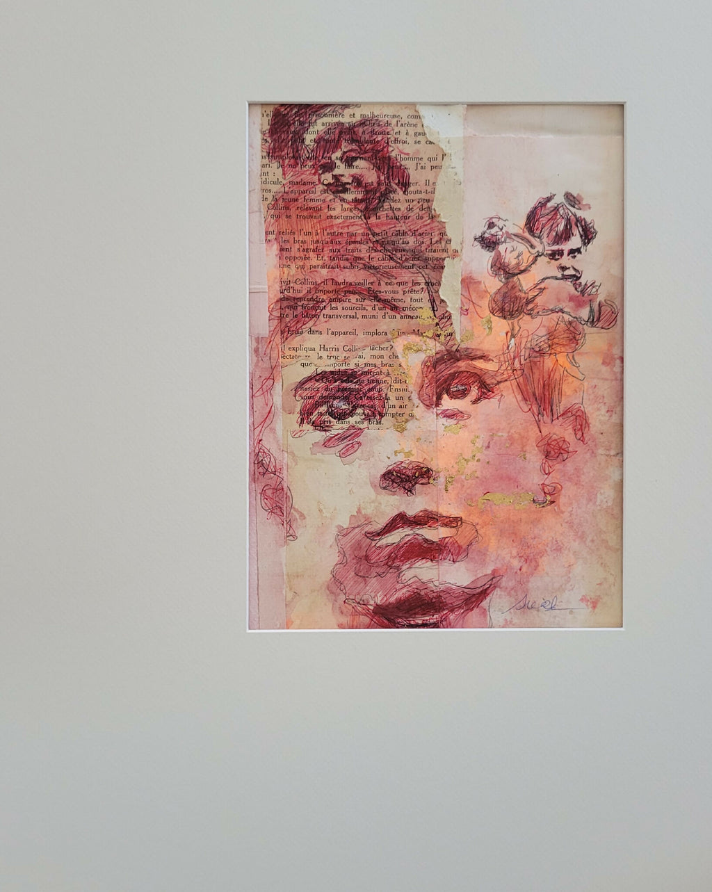 Tableau encadré : visage dessiné à l’encre rouge, collage de lignes et typographie.