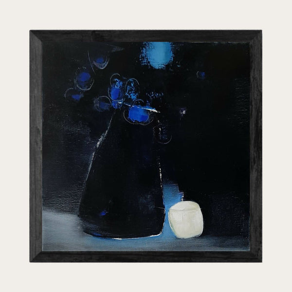 Tableau encadré bleu nuit avec vase sombre et petit pot blanc