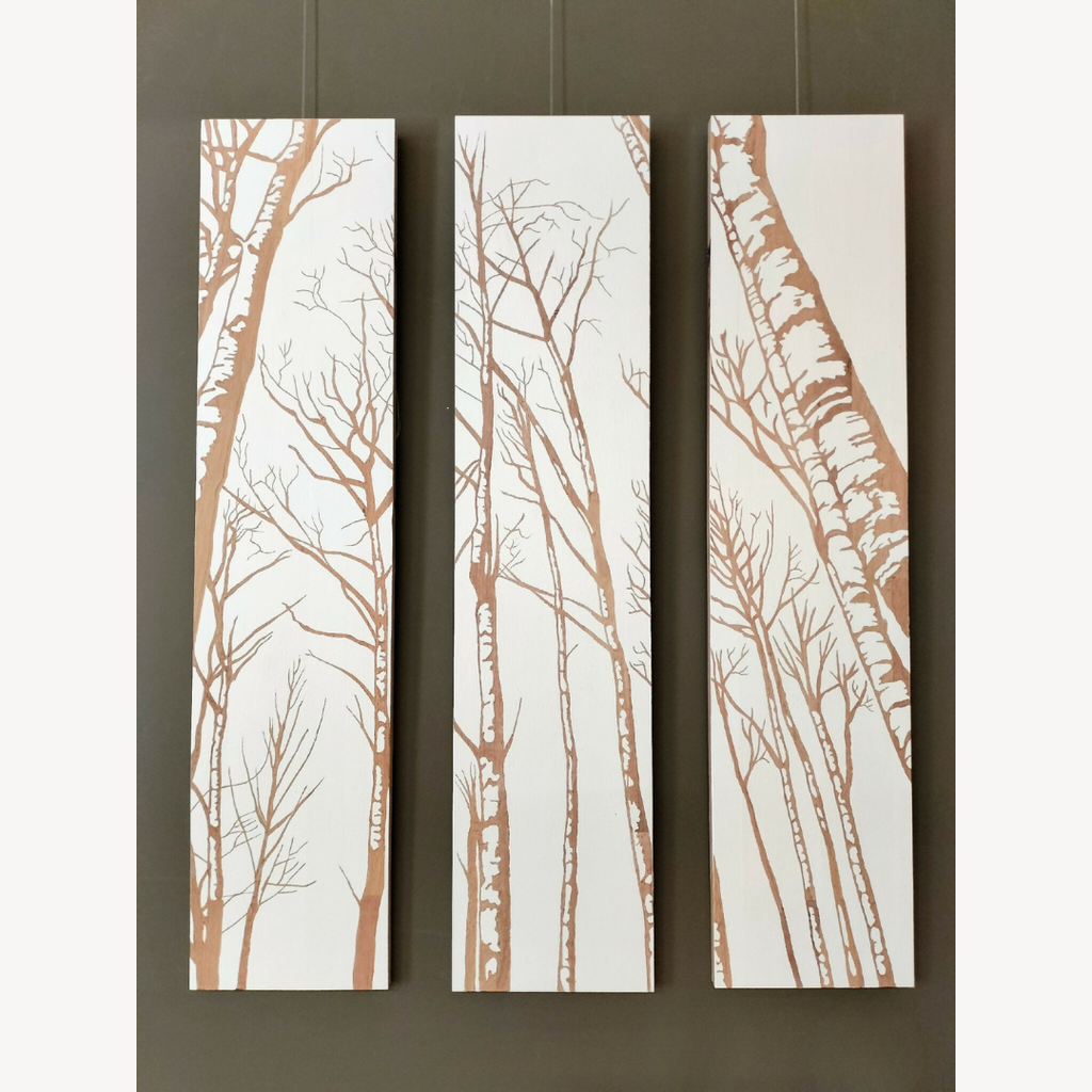 Triptyque Toundra, trois affiches verticales motifs d’arbres bruns sur fond clair