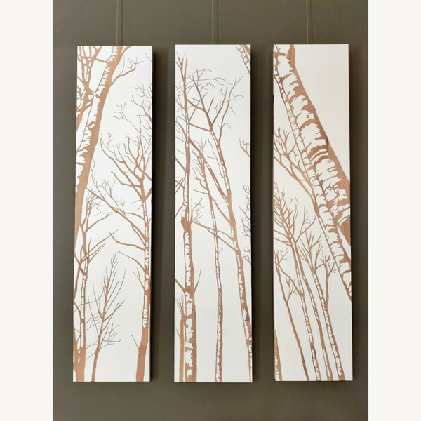 Triptyque Toundra, trois affiches verticales motifs d’arbres bruns sur fond clair