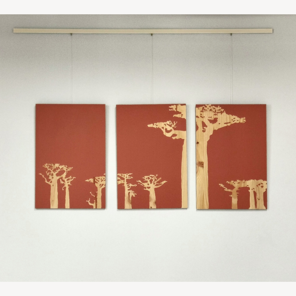 Triptyque mural de 3 toiles carrées, fond rouge brique et silhouettes de baobabs beiges.