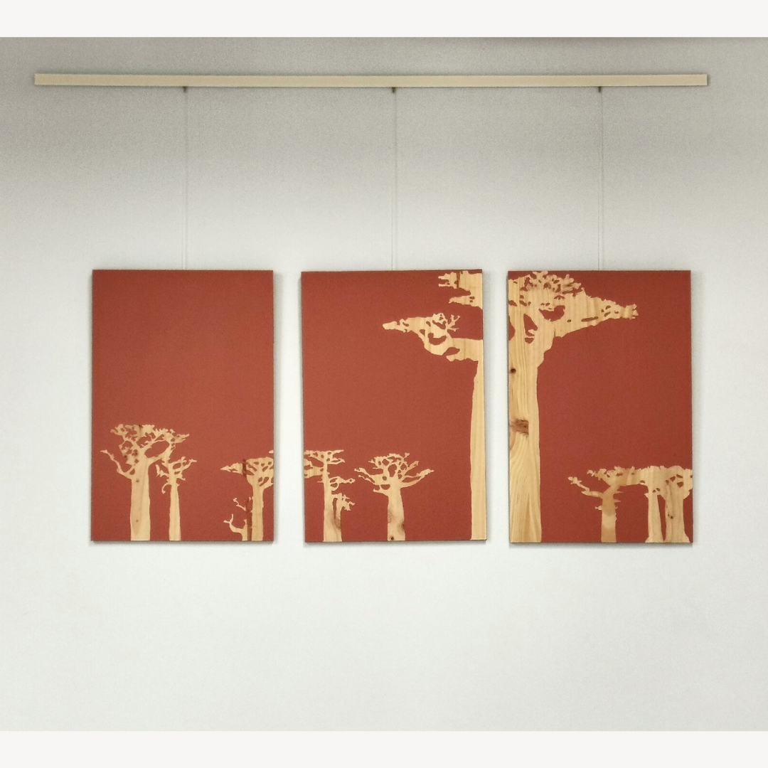 Triptyque mural de 3 toiles carrées, fond rouge brique et silhouettes de baobabs beiges.