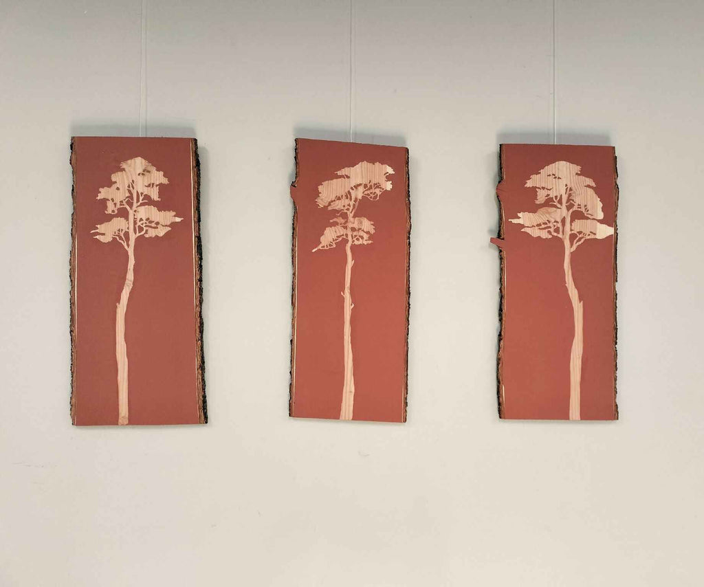 Ensemble mural de 3 panneaux verticaux : fond terracotta, arbres stylisés en blanc