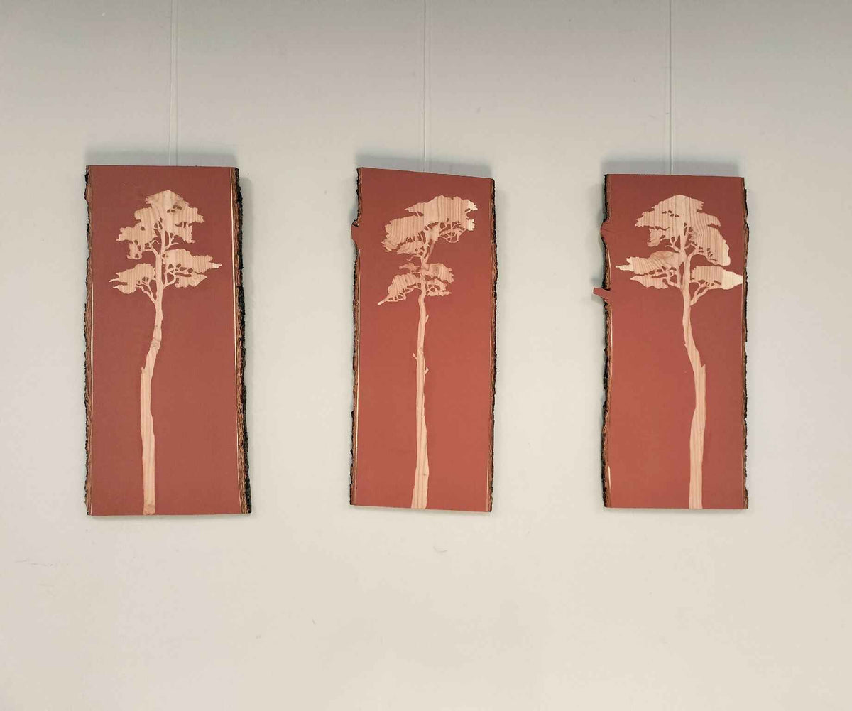 Ensemble mural de 3 panneaux verticaux : fond terracotta, arbres stylisés en blanc