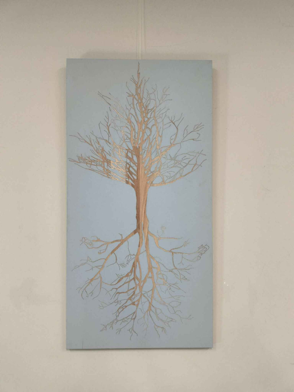 Tableau vertical « arbre de vie » avec grand arbre aux racines dorées sur fond bleu clair