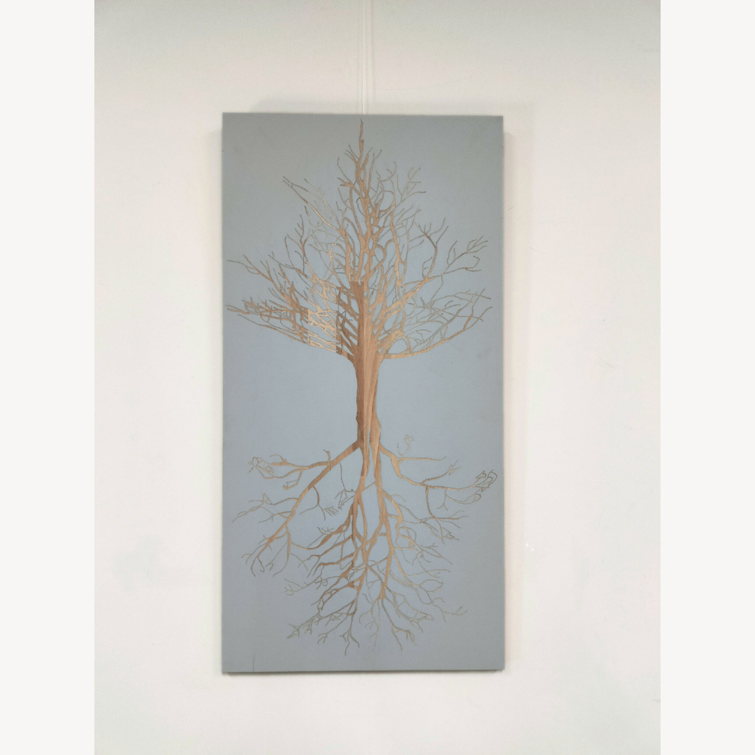 Tableau arbre de vie vertical, grande illustration d’arbre en ocre sur fond bleu-gris, cadre.
