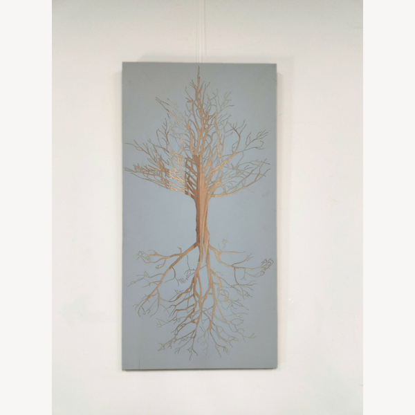 Tableau arbre de vie vertical, grande illustration d’arbre en ocre sur fond bleu-gris, cadre.