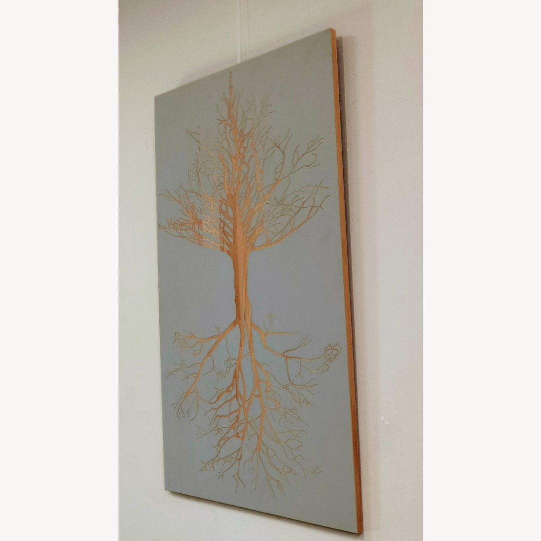 Tableau arbre de vie vertical, dessin d’arbre fin en ocre sur fond bleu-gris, cadre bois.