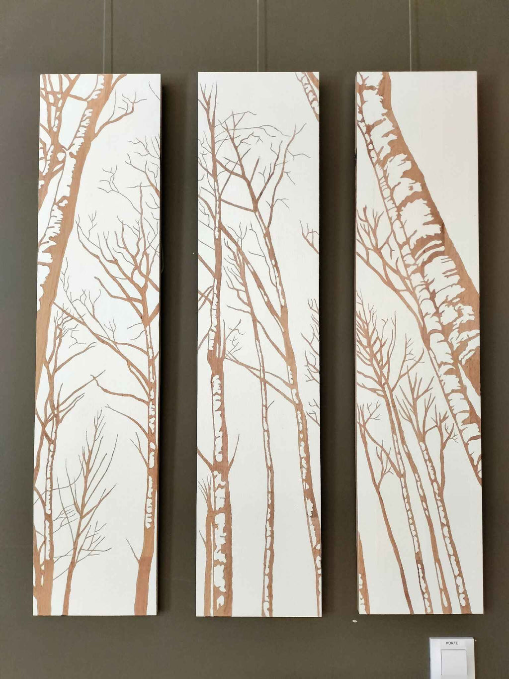 Triptyque mural à 3 panneaux verticaux, silhouettes d’arbres beige sur fond clair