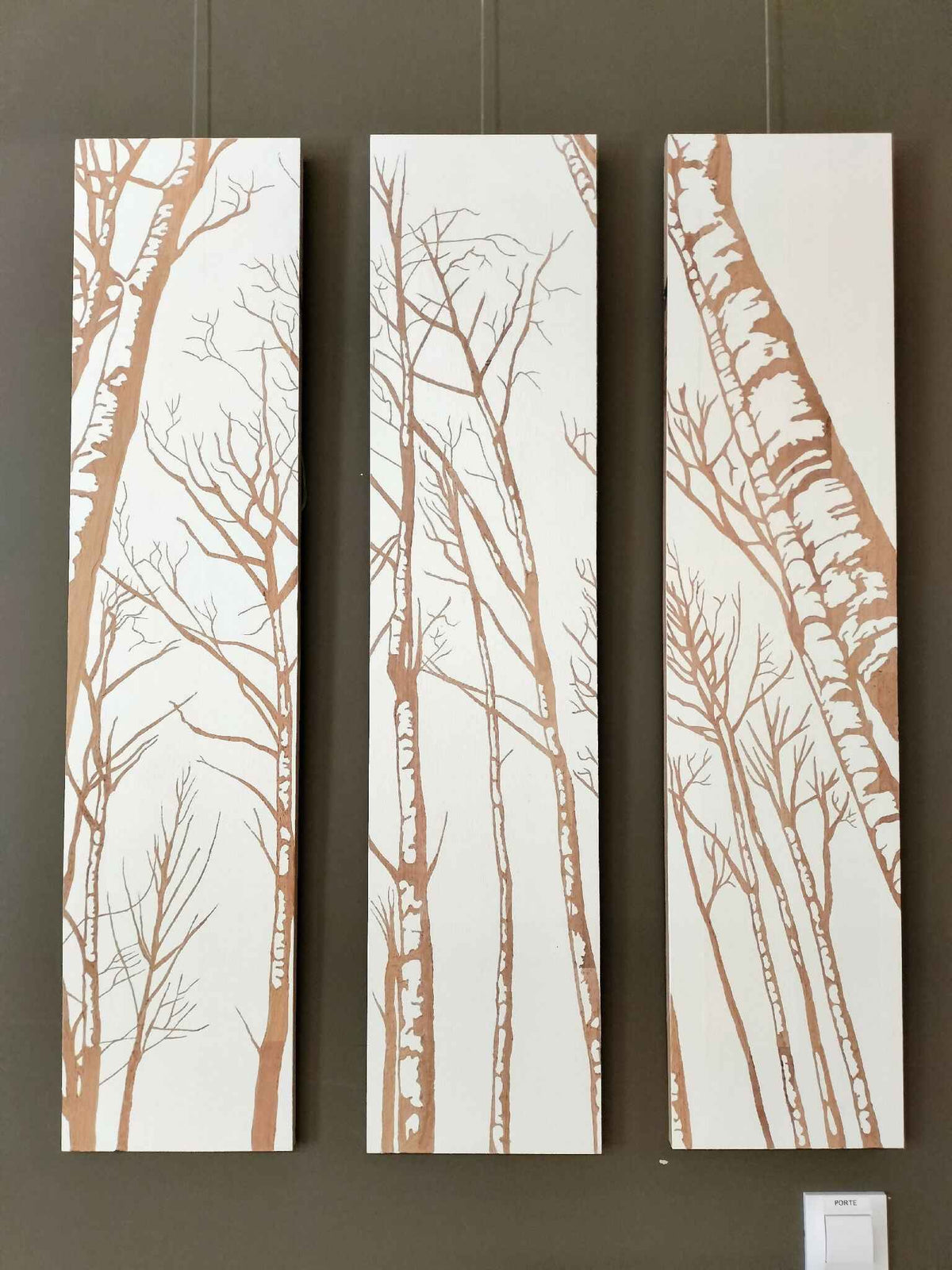 Triptyque mural à 3 panneaux verticaux, silhouettes d’arbres beige sur fond clair