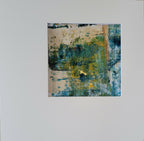 Tableau abstrait en couleurs bleu-vert, jaune et beige, cadre fin clair.