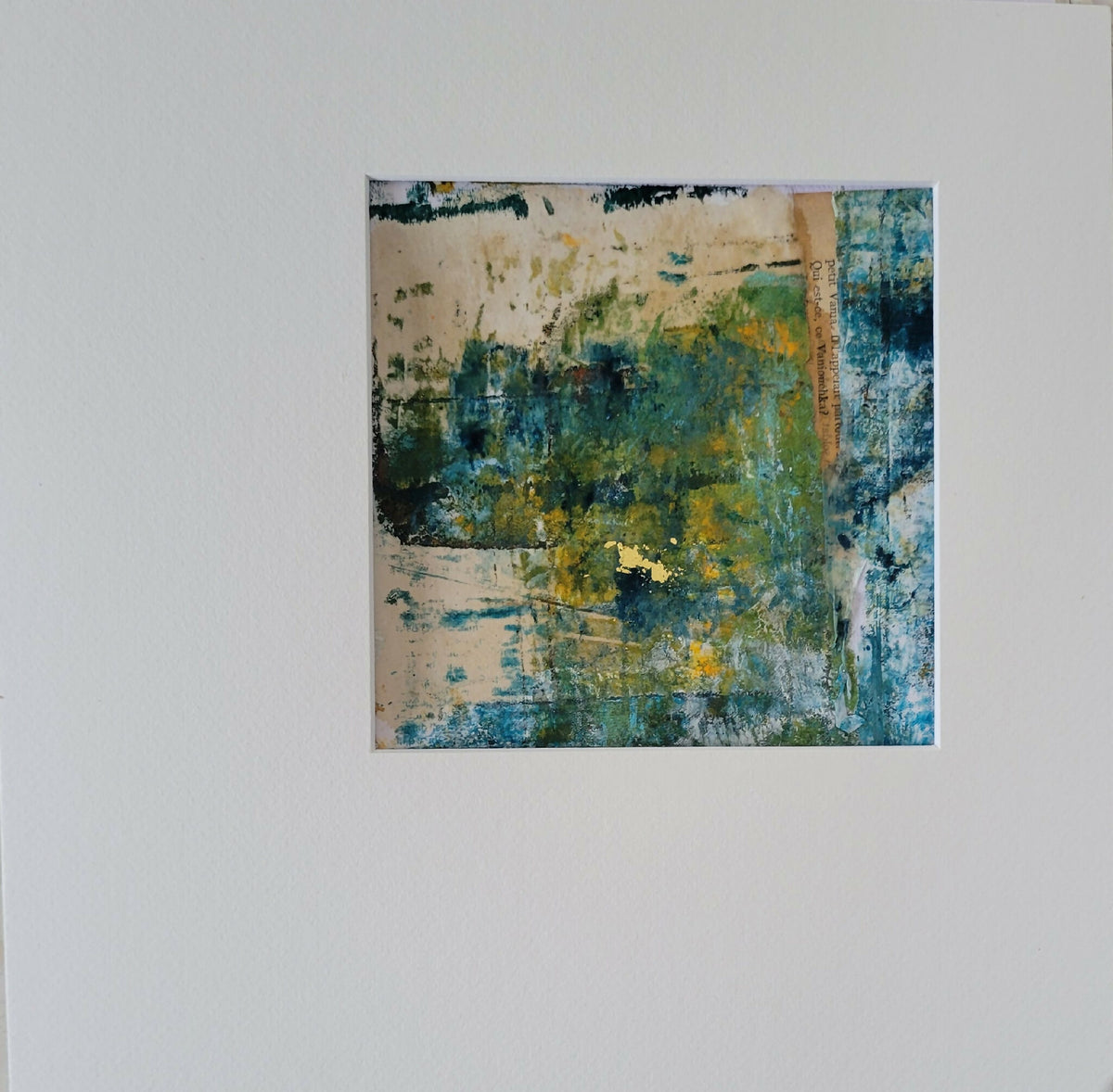 Tableau abstrait en couleurs bleu-vert, jaune et beige, cadre fin clair.