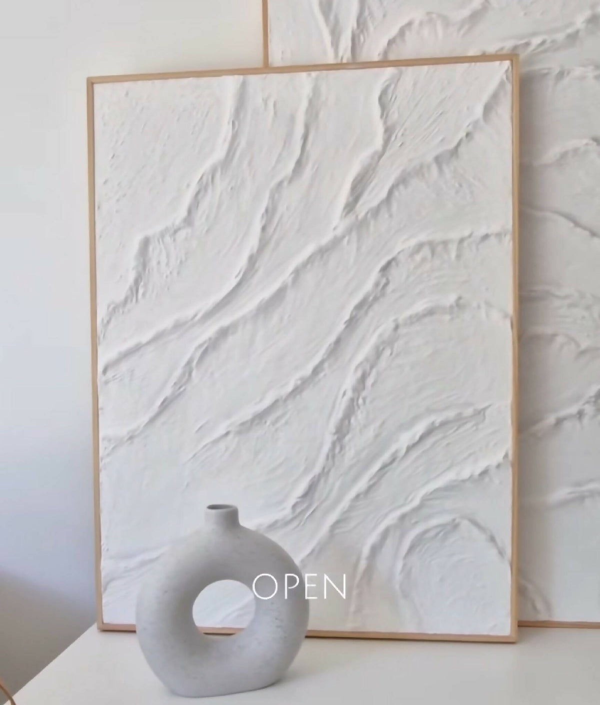 Tableau texturé blanc encadré bois clair, surface relief ondulé