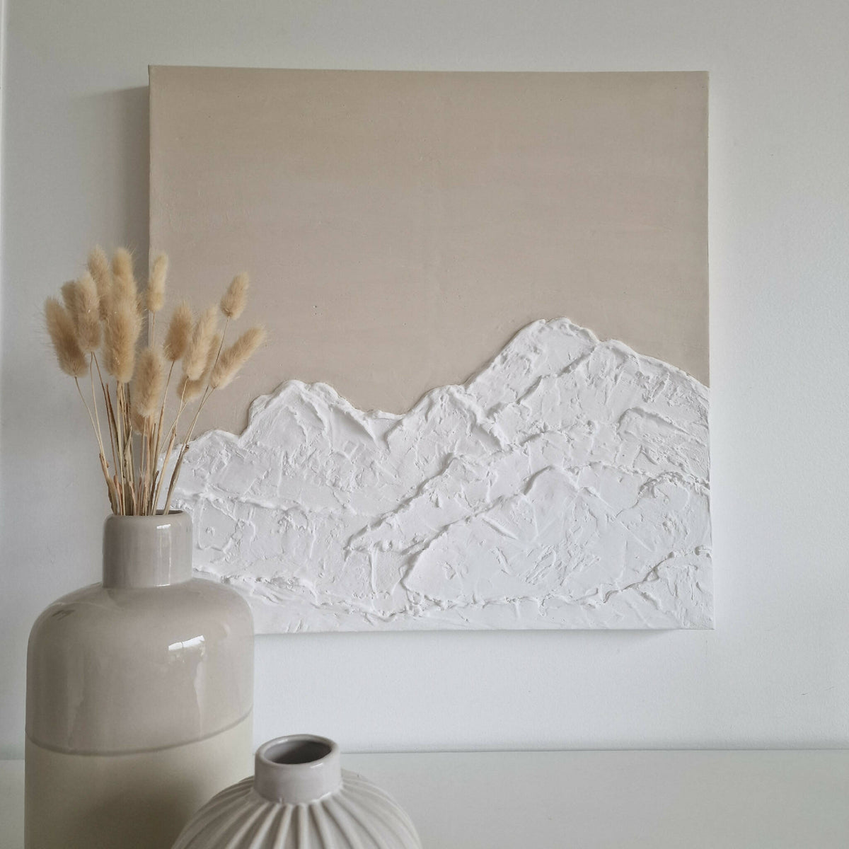 Tableau rectangulaire beige : relief montagne blanc texturé