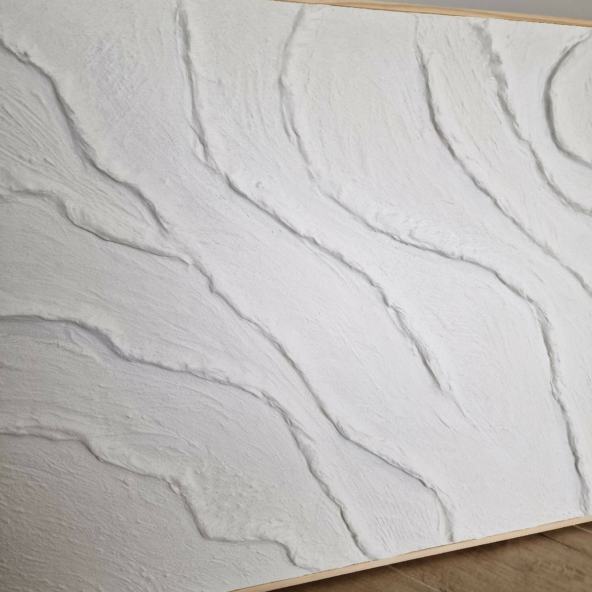 Tableau texturé blanc en gros plan, relief d’empreintes ondulées