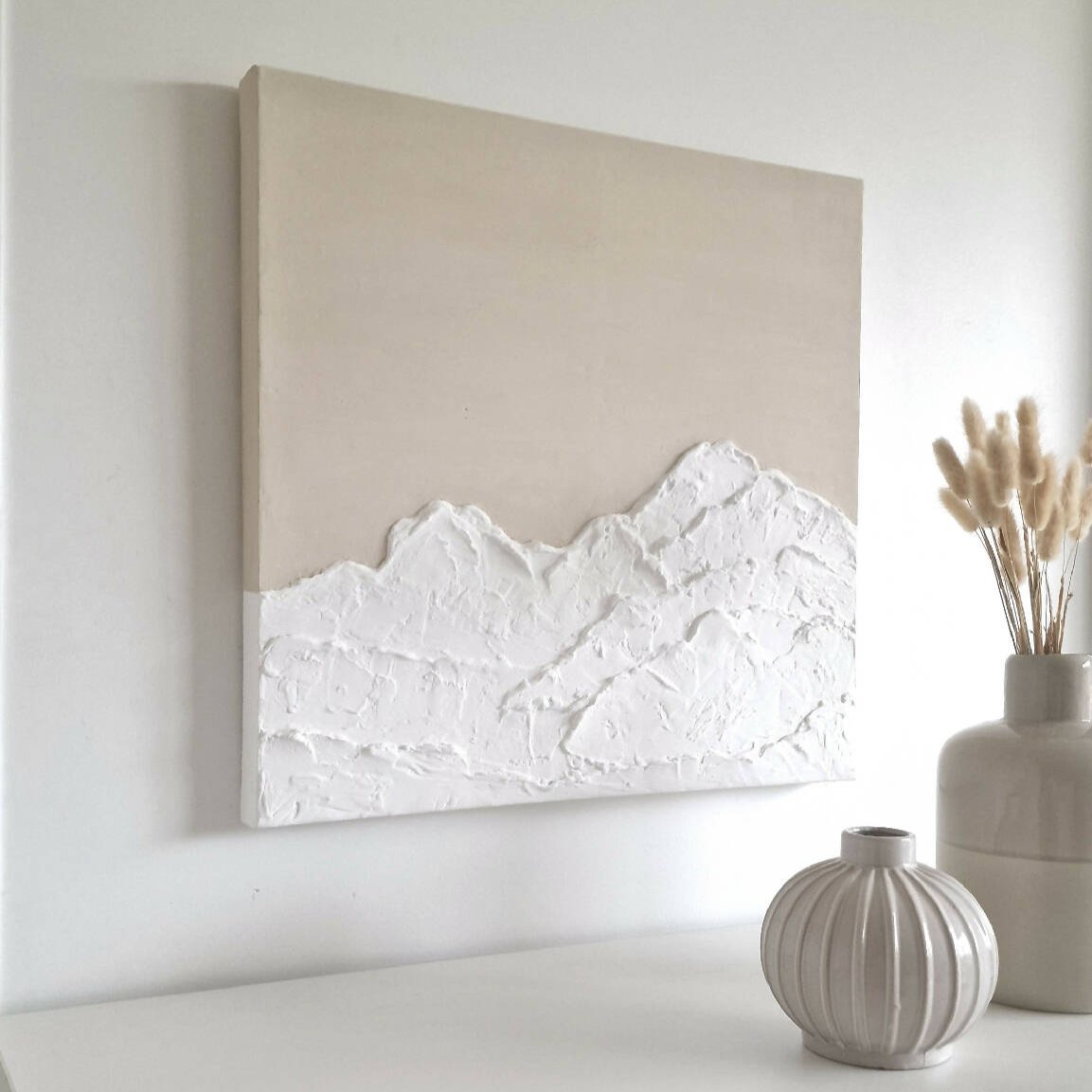 Tableau beige rectangulaire, relief montagne blanc texturé