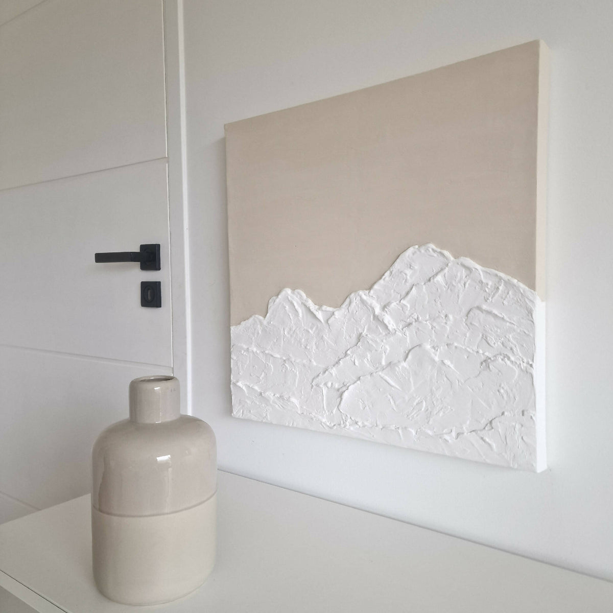 Tableau rectangulaire beige avec relief montagne blanc texturé