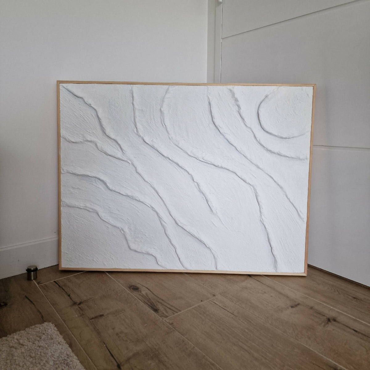 Tableau texturé blanc rectangulaire, relief en creux ondulés, cadre bois