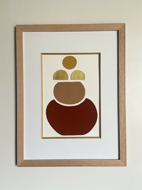 Tableau encadré avec silhouette abstraite rouge et dorée sur fond clair