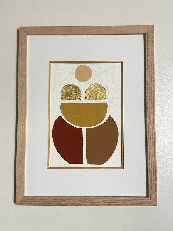 Tableau abstrait encadré en bois, silhouette aux formes circulaires en tons ocre et brun
