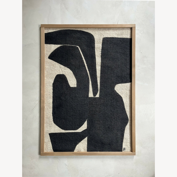 Tableau abstrait Kawi, cadre en bois clair : grandes formes noires géométriques sur fond beige.
