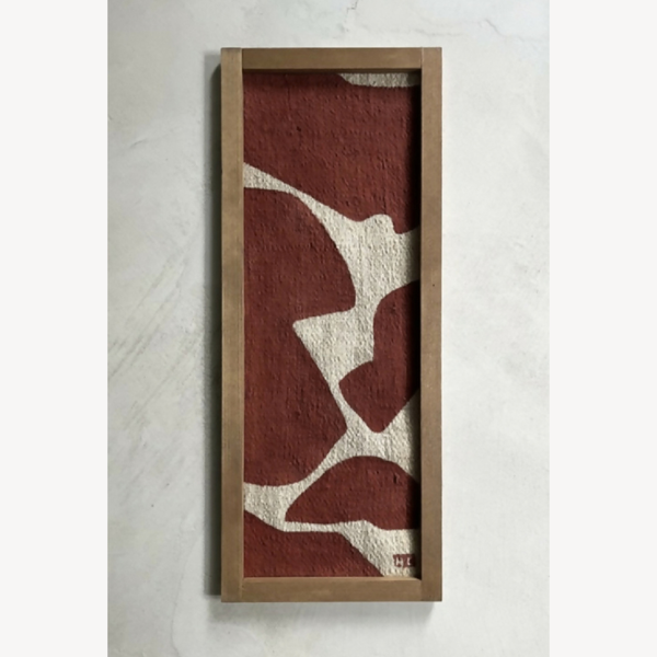 Tableau abstrait encadré en bois, motif géométrique beige sur fond bordeaux.