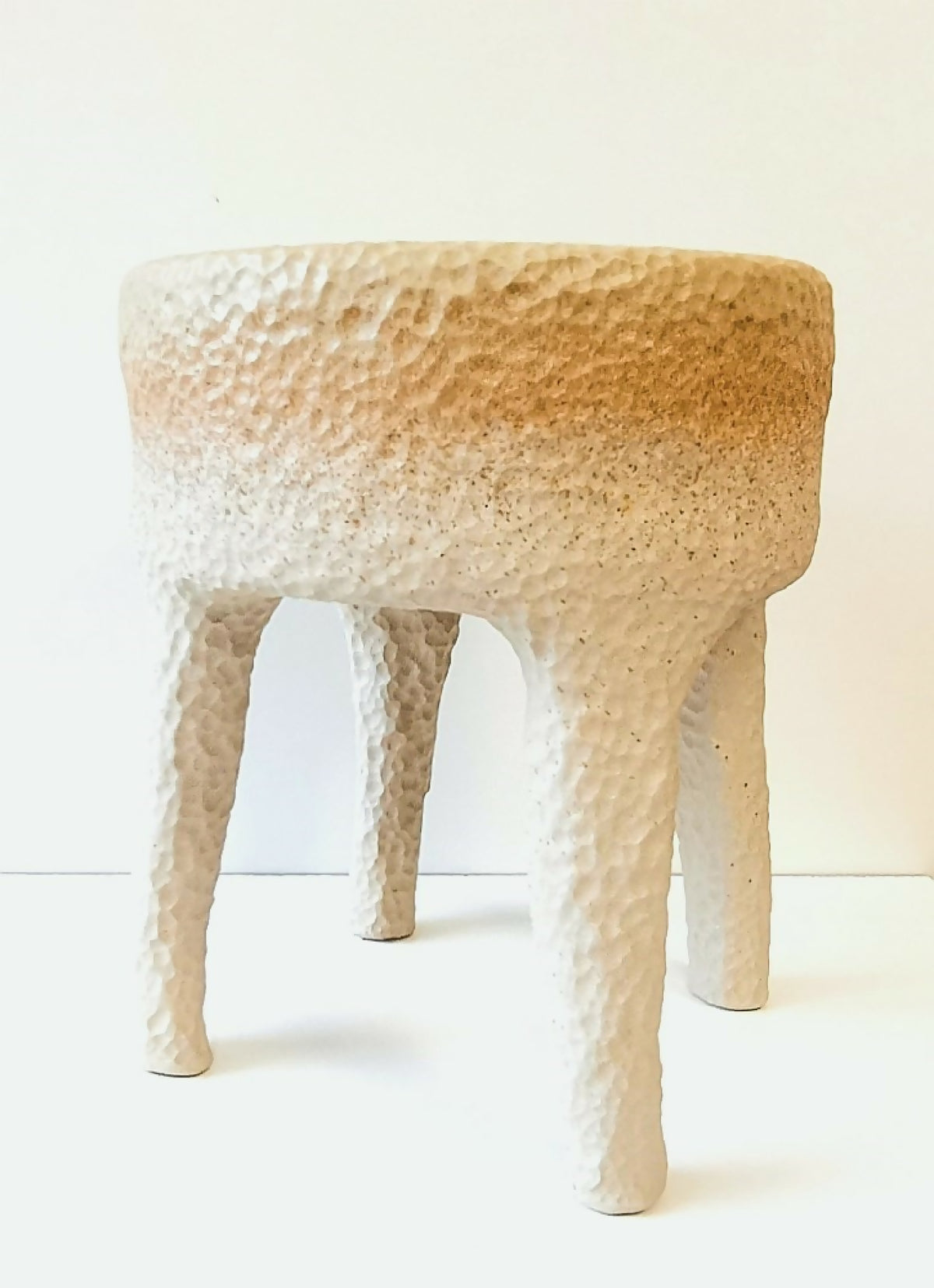 Tabouret en céramique beige texturé, plateau rectangulaire avec ouverture en U