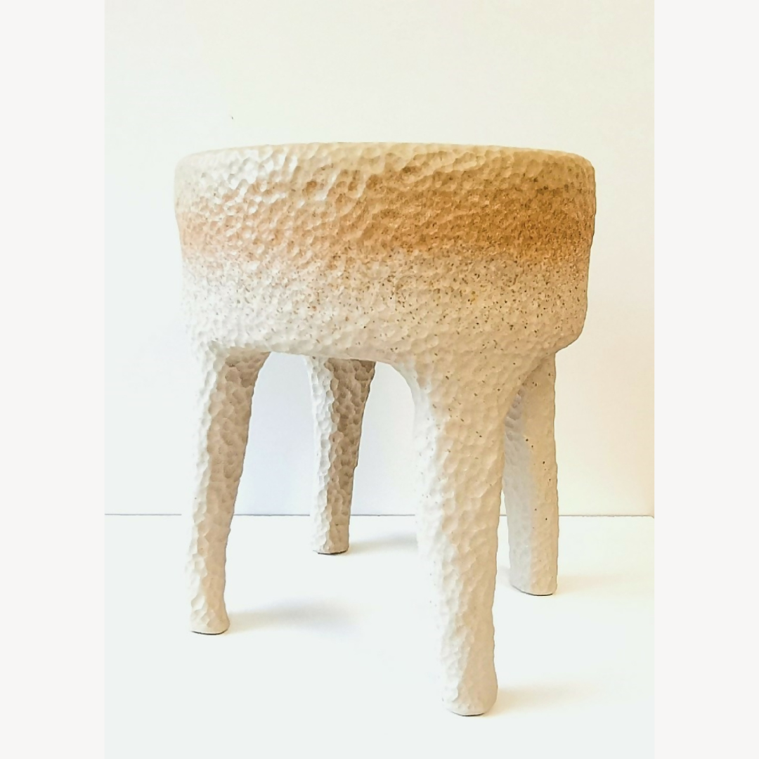 Tabouret en céramique beige texturé, plateau rectangulaire et ouverture en U