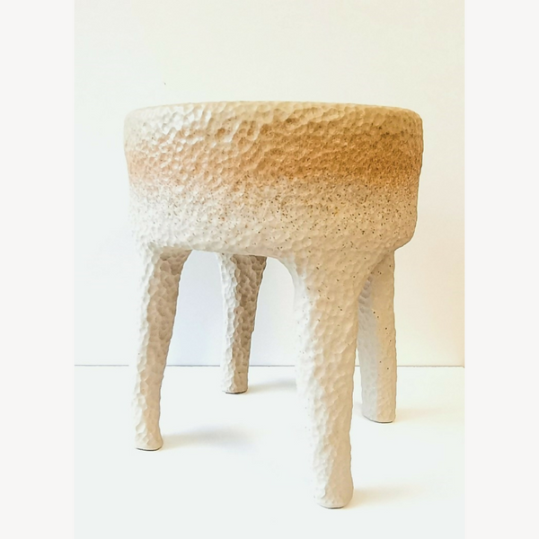 Tabouret en céramique beige texturé, plateau rectangulaire et ouverture en U