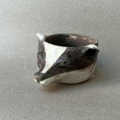 Bol en céramique bicolore gris foncé et blanc, bord sculpté avec relief facial
