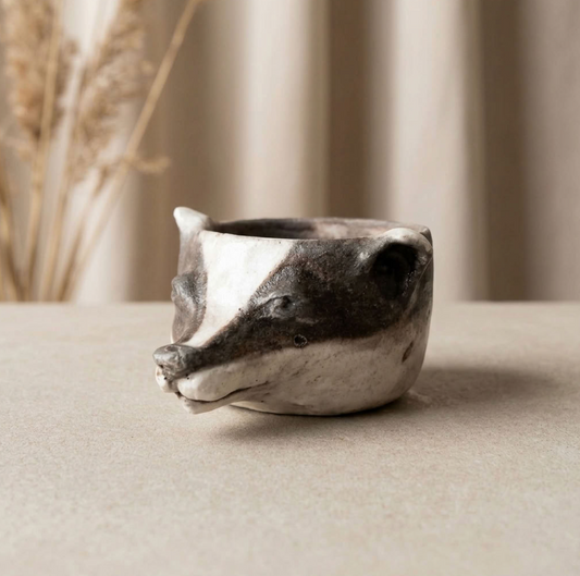 Bol en céramique en forme de blaireau, blanc et sombre, vue de côté