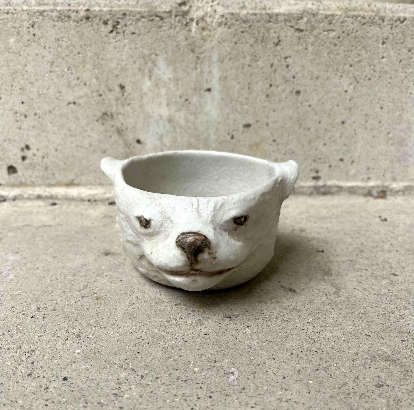 Bol en céramique blanc en forme de tête de chat, relief du museau