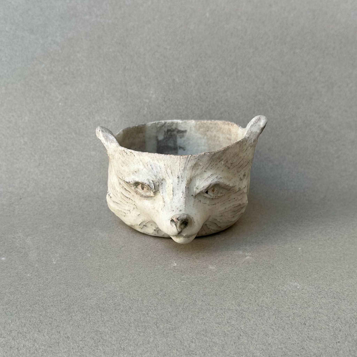 Bol en céramique renard des neiges blanc, face sculptée, yeux peints, grandes oreilles.