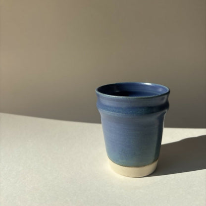 Tasse en céramique issue de l'artisanat français