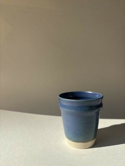 Tasse en céramique issue de l'artisanat français