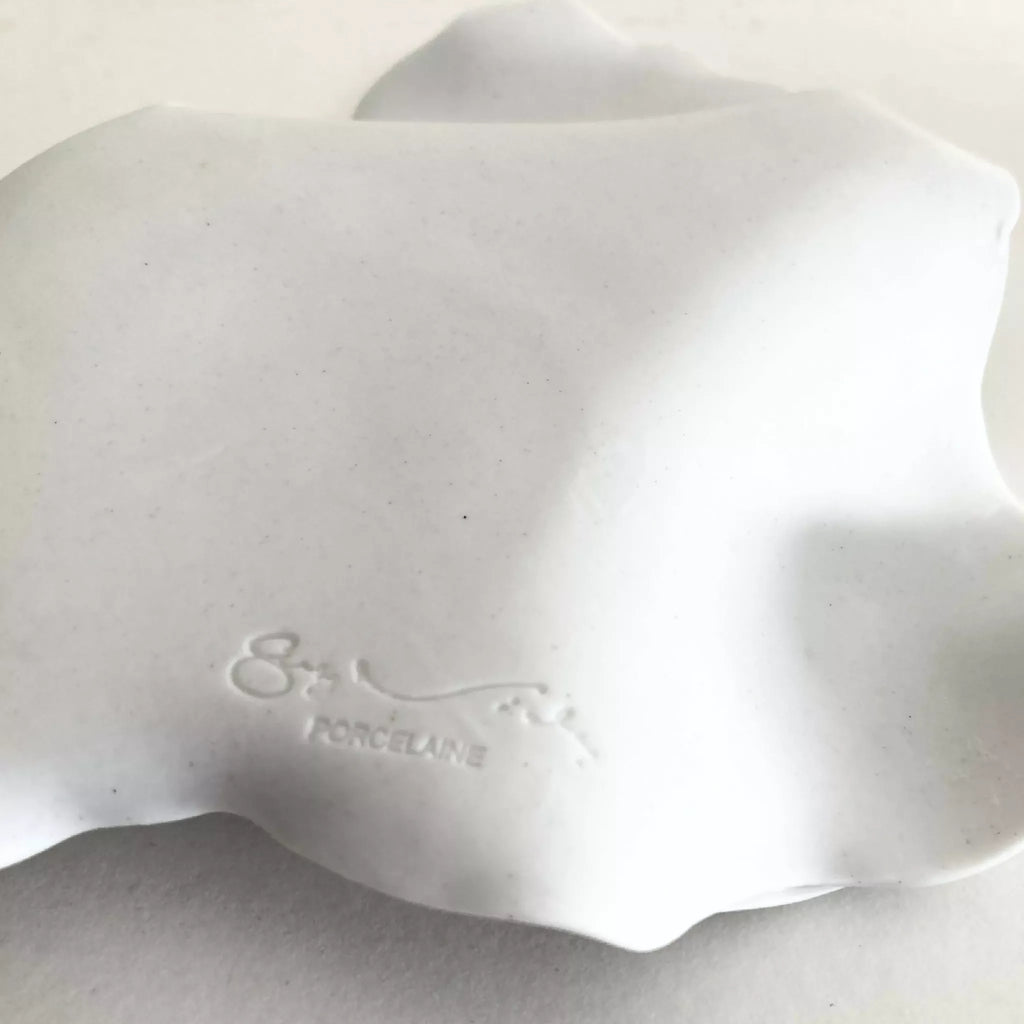 Marquage « PORCELAINE » sur soucoupe en porcelaine blanche