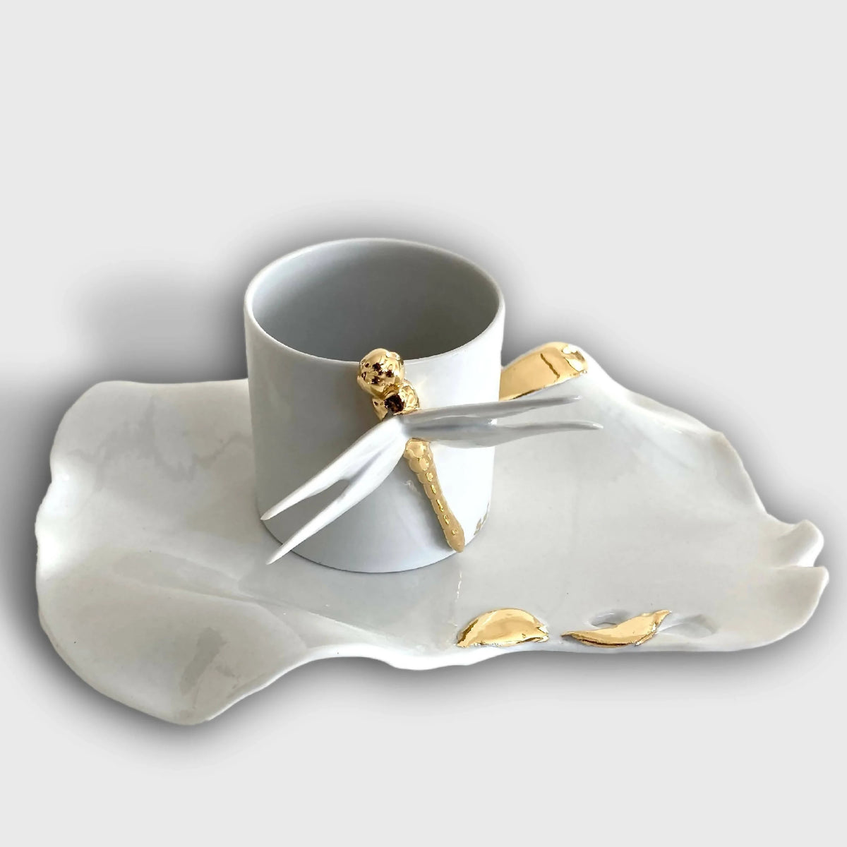 Tasse en porcelaine blanche avec motif libellule doré et soucoupe