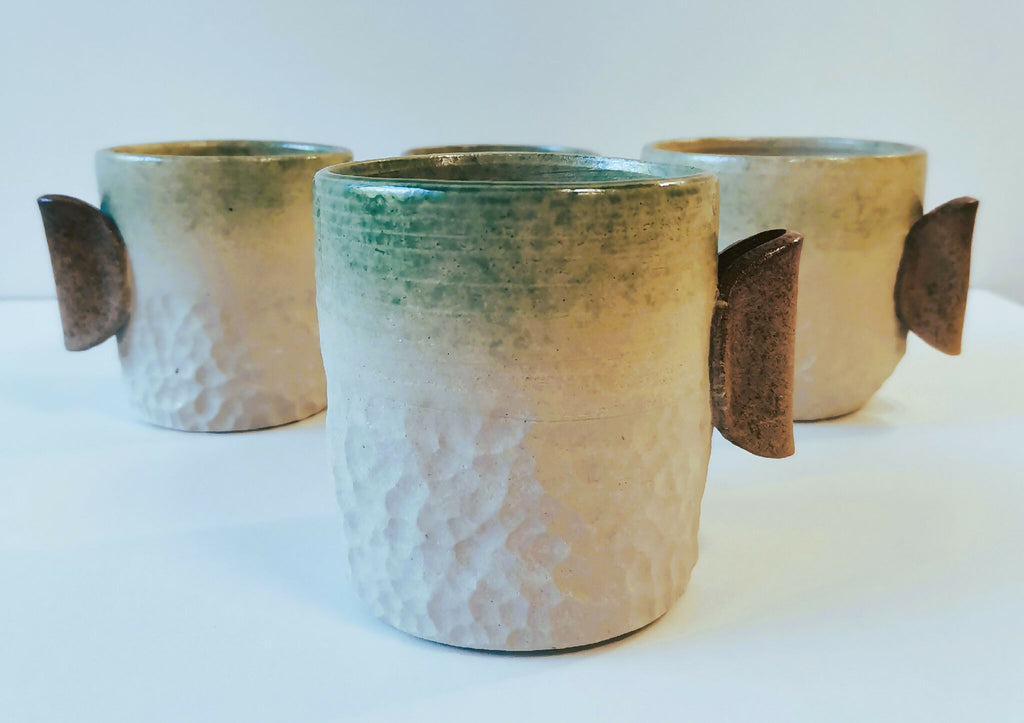 Ensemble de tasses en céramique assorties, manches bruns, vue d’ensemble