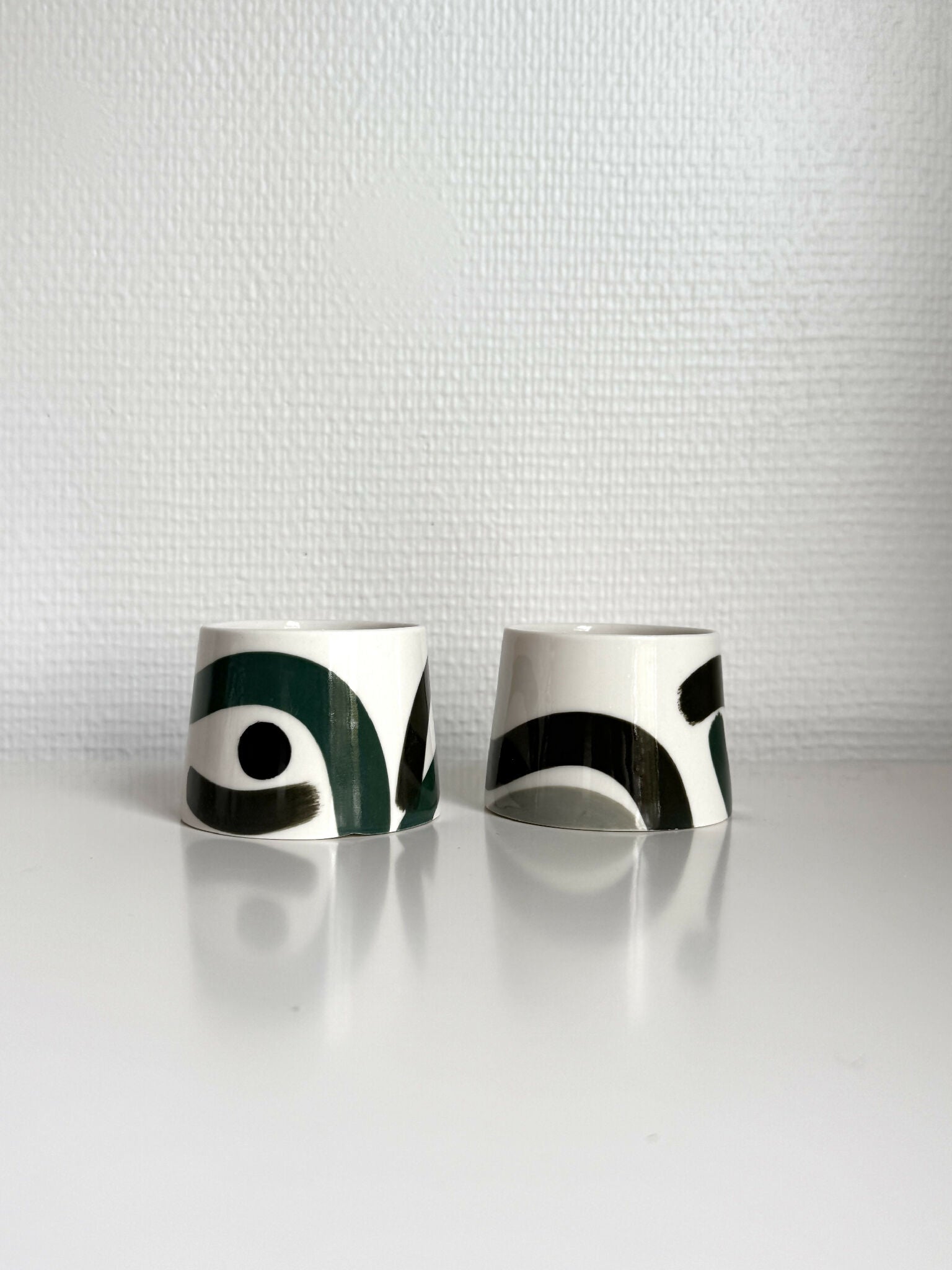 Mug en porcelaine avec motifs organiques noirs