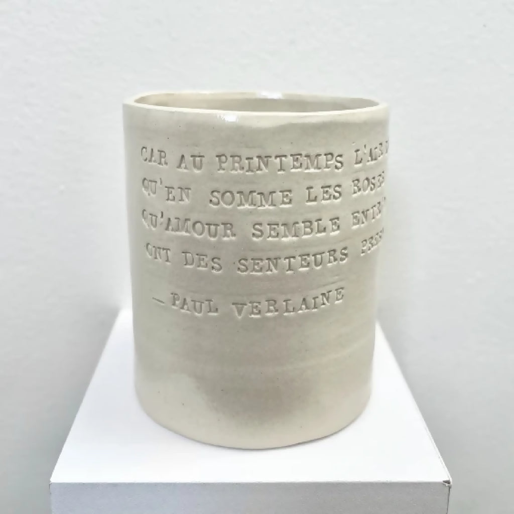 Tasse-poème VERLAINE en céramique beige, texte poétique sur le devant